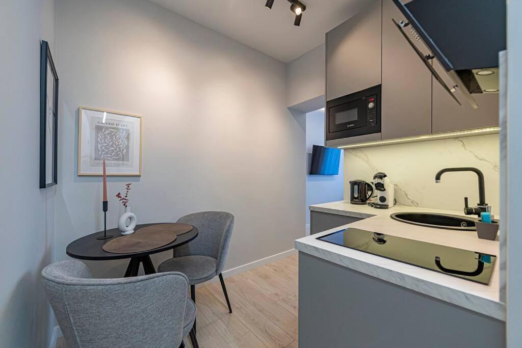 Lovely 1Bd Central Apartment By Hostlovers Каунас Екстериор снимка